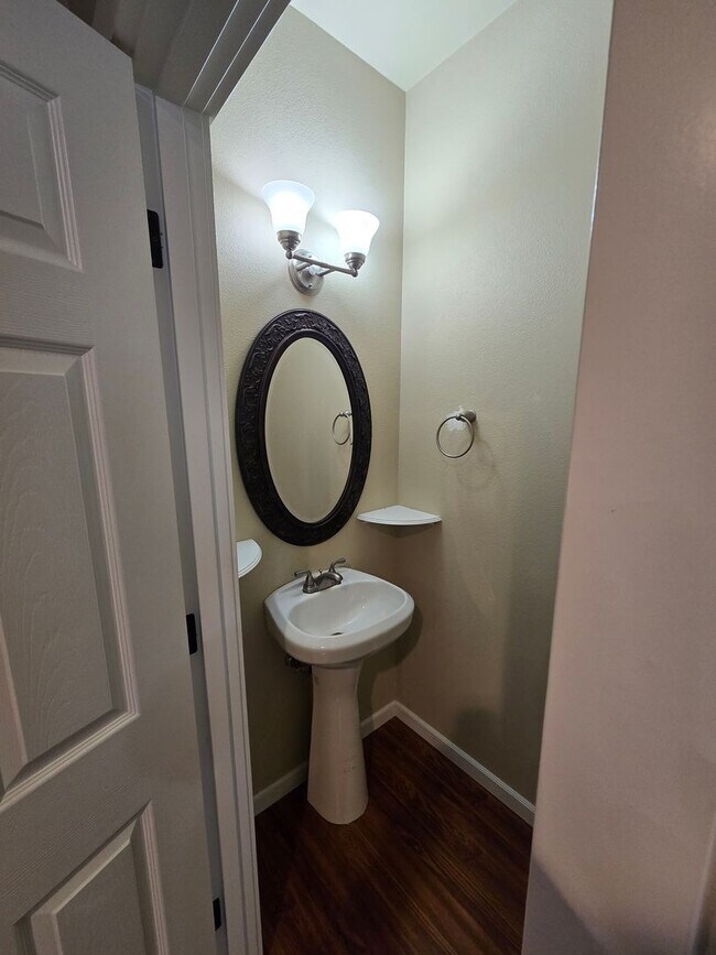 Foto del edificio - Excellent Condition & plenty of storage! Three levels + Attic Storage
