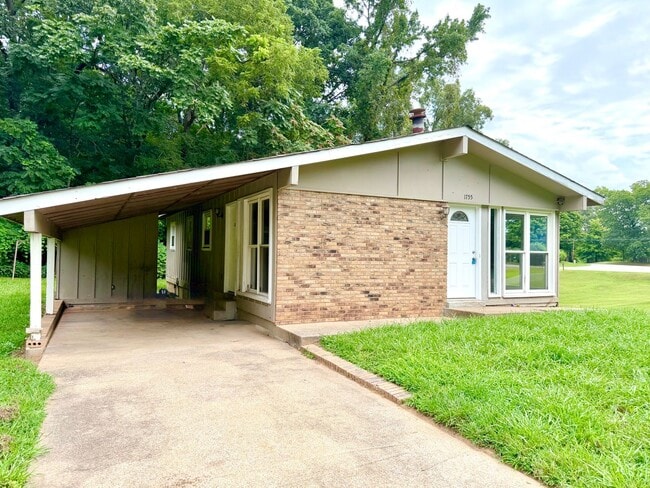 Building Photo - 1755 Mooreland Dr
