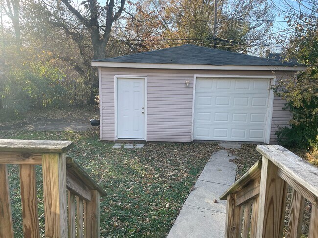 Foto del edificio - 10030 S Yates Blvd