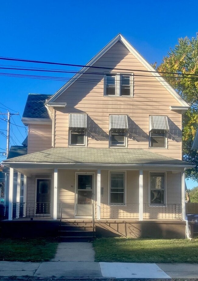 Building Photo - 32 Crescent St