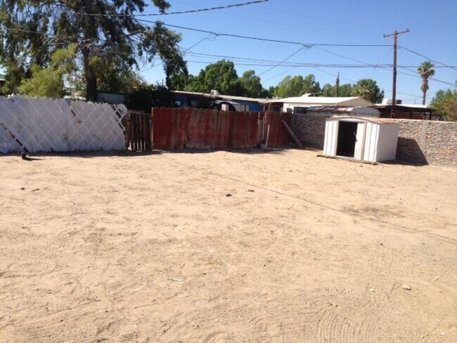 Foto del edificio - Two Bedroom One Bath Home on a large lot w...