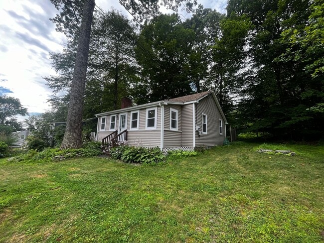 Foto del edificio - Lake Cottage Charm Near Coventry Lake Beach