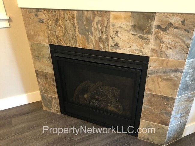 Building Photo - Outstanding Townhouse in Sandy Oregon