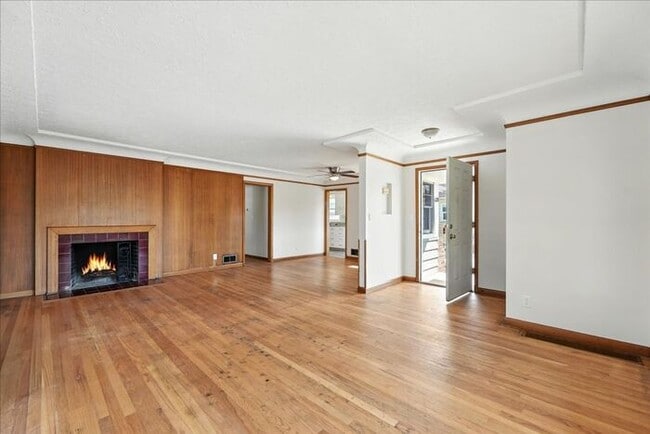 Building Photo - Spacious, Newly Renovated 5-Bedroom Home N...
