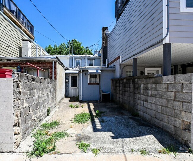 Building Photo - 608 S Milton Ave