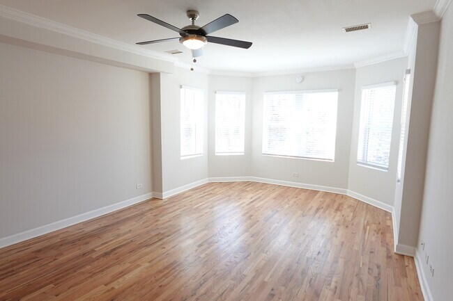 Foto del edificio - 6255 N Oakley Ave