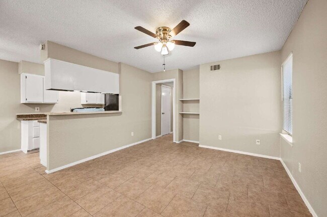 Building Photo - "Charming 2-Bed, 2-Bath in Haltom City – 901 Sq!"