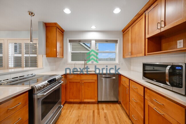 Building Photo - "Charming Victorian-style craftsman 3-Bedroom Townhouse with 2.5 Baths – 1610 Sq Ft of Comfortabl...
