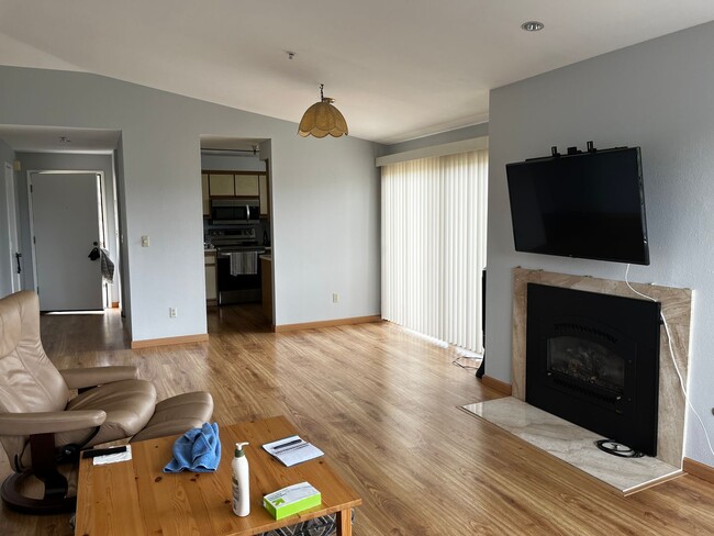 Building Photo - Beautiful 2 Bedroom 2 Bathroom Monterey To...