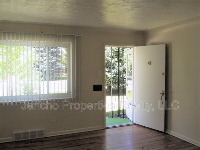 Foto del edificio - 3750 Marshall St