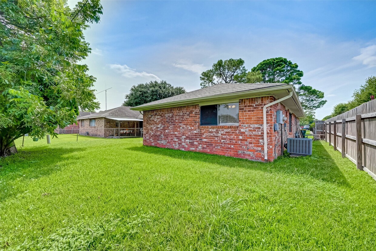 Building Photo - 4739 Parkland St