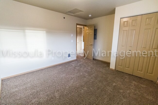 Building Photo - Top Floor 2 Bed with Balcony and Storage!