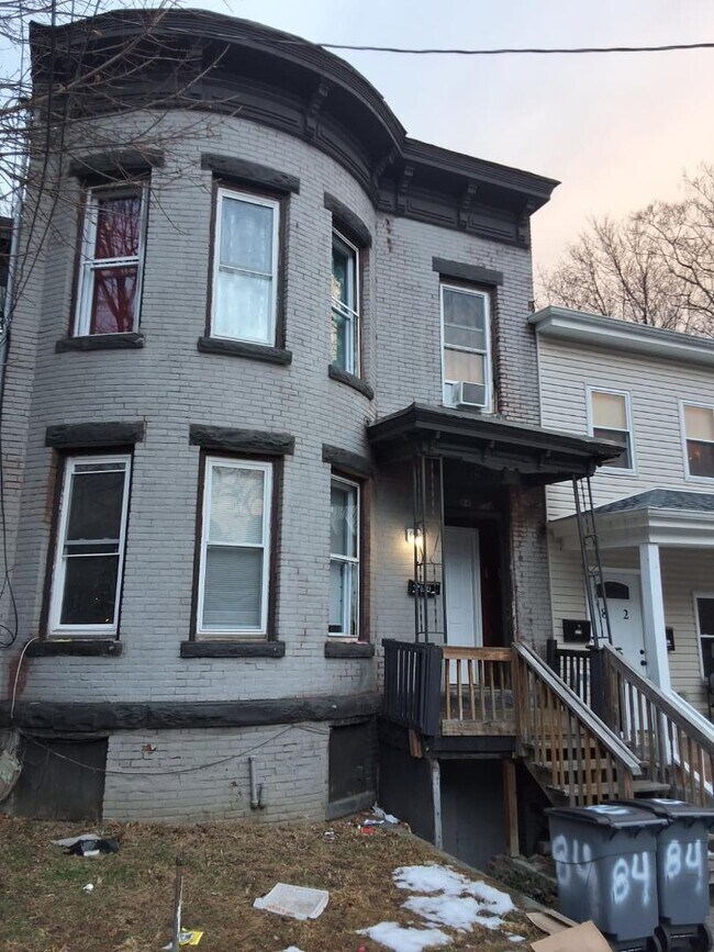 Foto del edificio - 84 Carson Ave