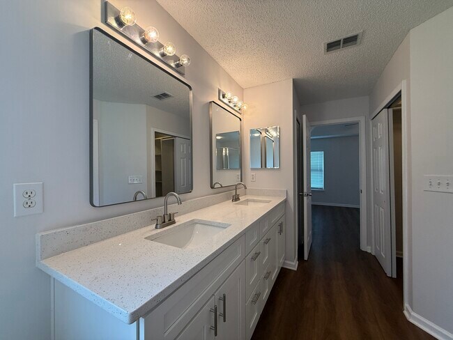 Foto del edificio - 5458 Hidden Gardens Dr