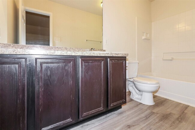 Foto del edificio - 6222 Brenwood Cir