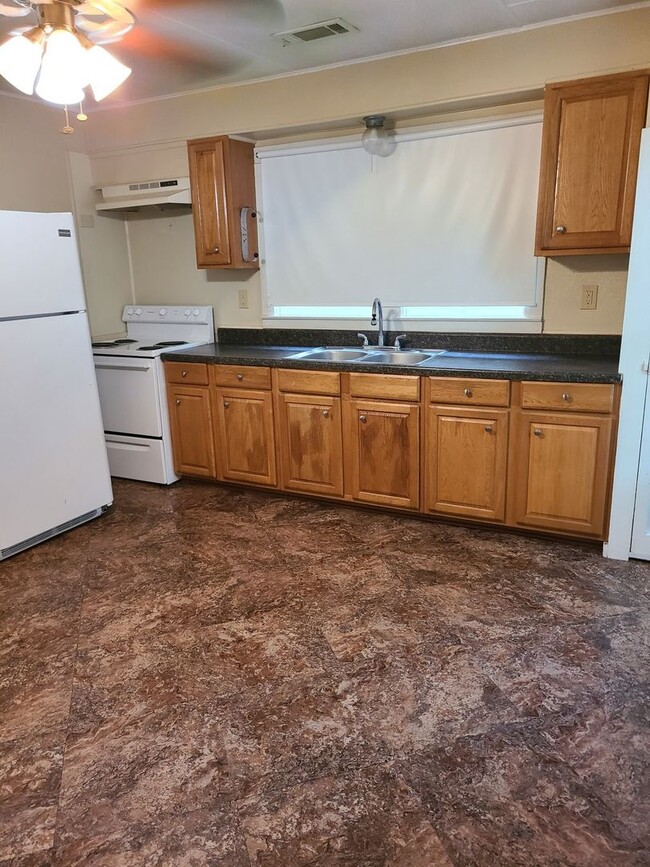 Building Photo - Quaint 2 bedroom and 1 bathroom ready for ...