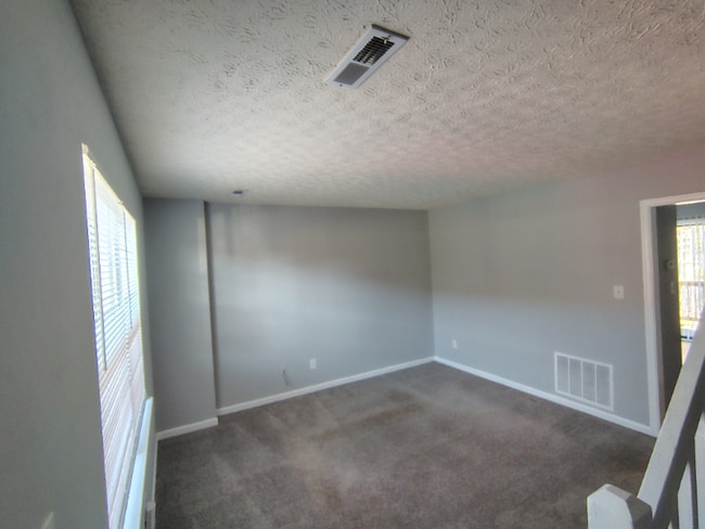 Building Photo - 11 Hobbs Ln