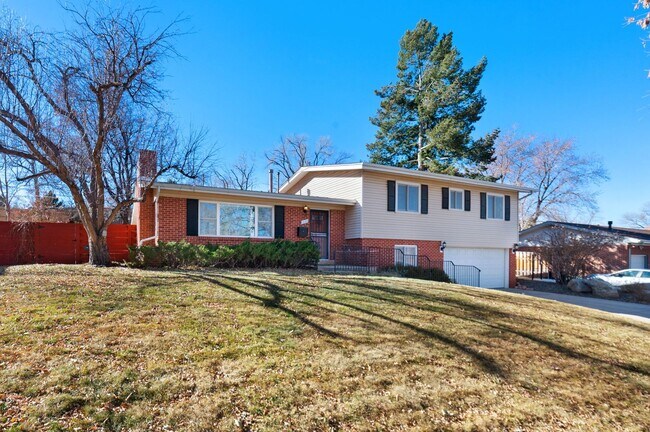 Building Photo - Beautiful 3bdrm 2 car garage Trilevel clos...
