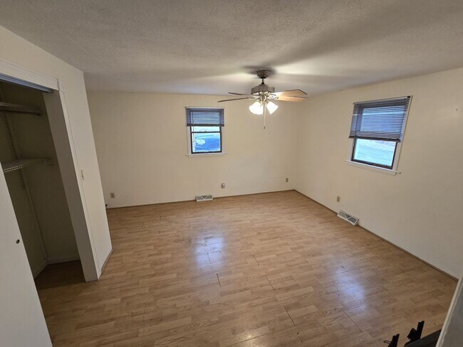 Building Photo - Cozy 3 Bedroom Home in Peaceful Kirkwood