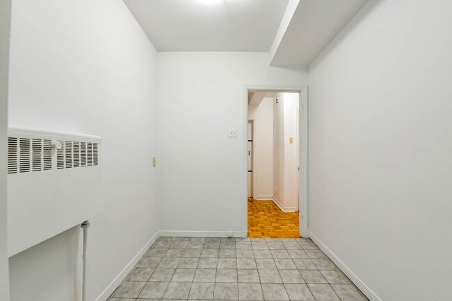 Building Photo - 3250 Av. Van Horne
