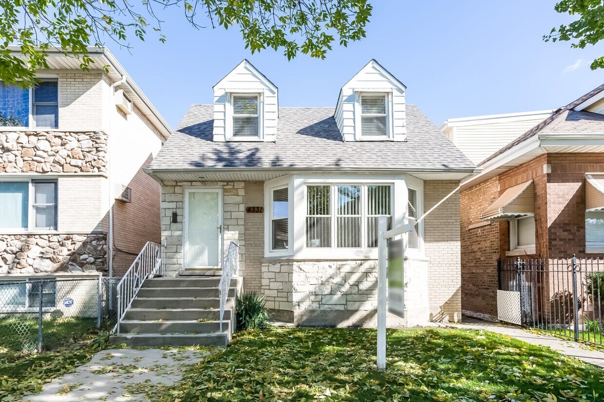 Primary Photo - 4331 N Austin Ave