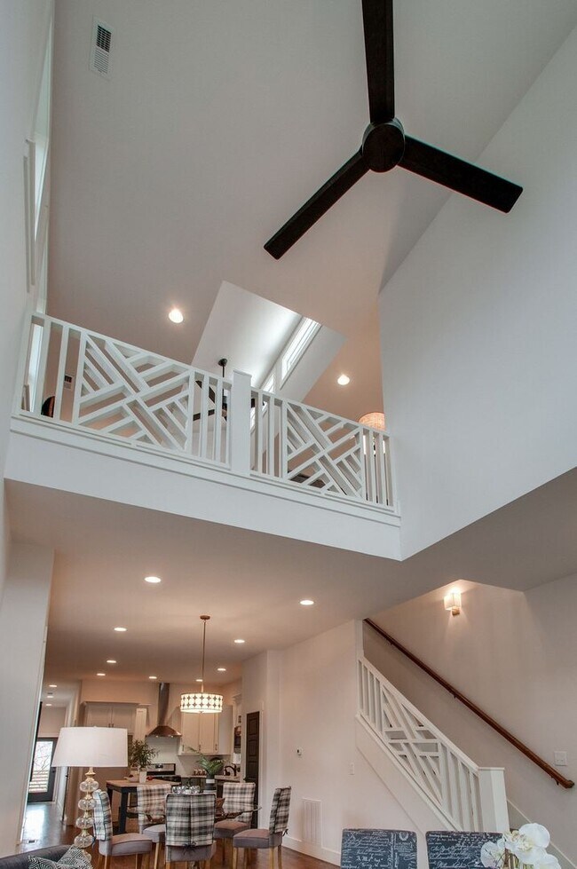 Foto del edificio - Amazing Location - 3 Bed, 2.5 Bath w/ Vaulted Ceilings and Covered Deck