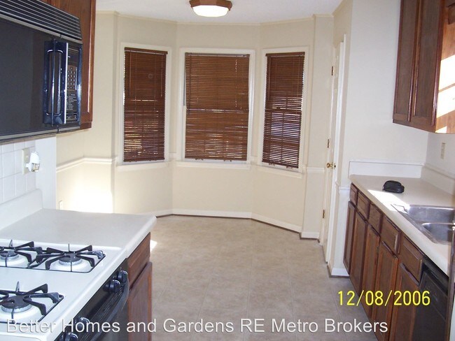 Building Photo - 1390 Poplar Pointe SE