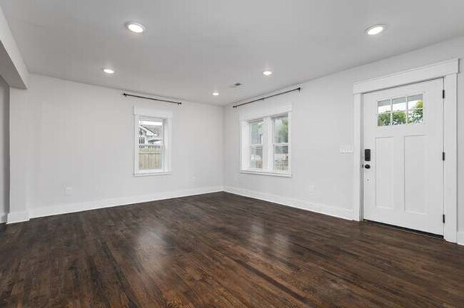 Building Photo - 1620 14th Ave N