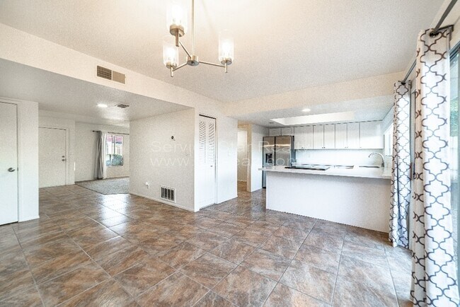 Building Photo - 5481 W Echo Ln