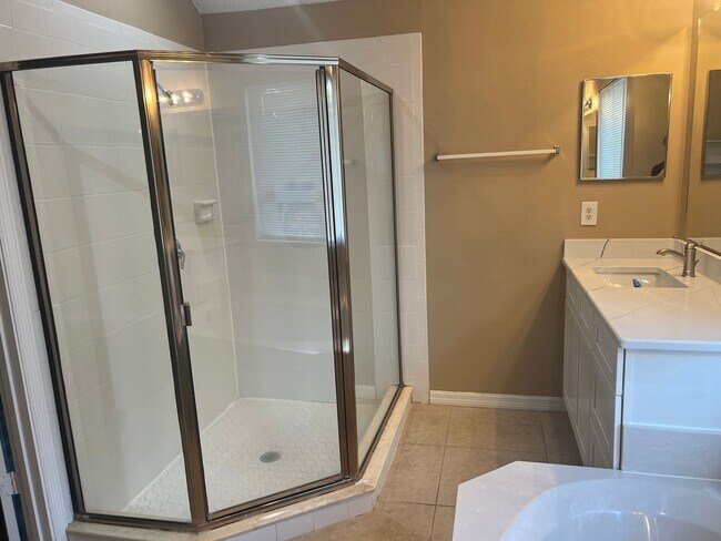 Foto del edificio - Large 4/2 with 2 Car Garage & Huge Fenced ...