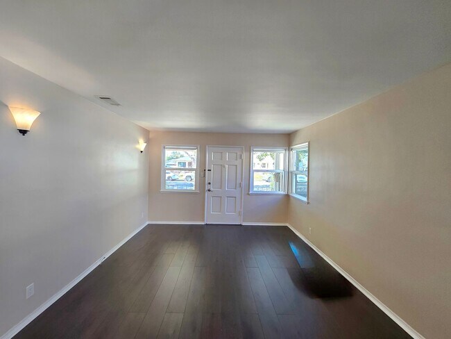 Building Photo - Comfortable 4-Bedroom, 3-Bath Home with Fenced Backyard