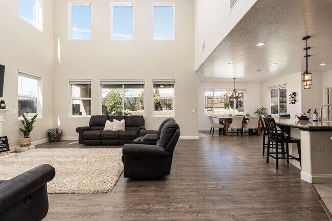 Foto del edificio - $3,195 Millerton & Friant, 4 Bedroom - Rus...