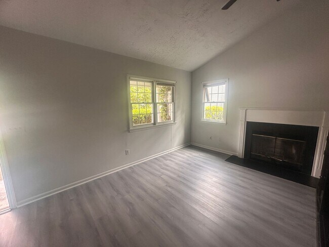 Foto del edificio - 6519 Spicewood St