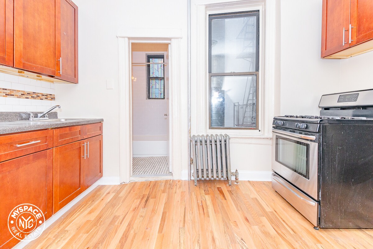 Primary Photo - 606 Bushwick Ave