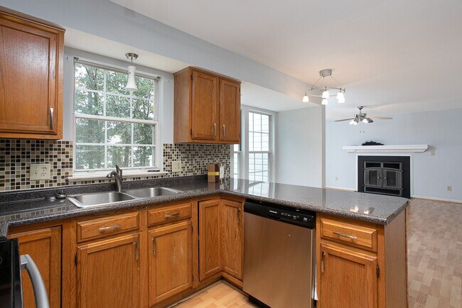 Building Photo - 4 bedroom house in SW Durham with big fenc...