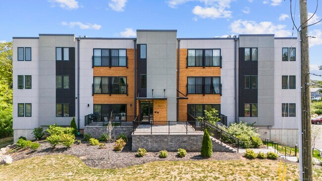 Foto del edificio - 245 E Main St