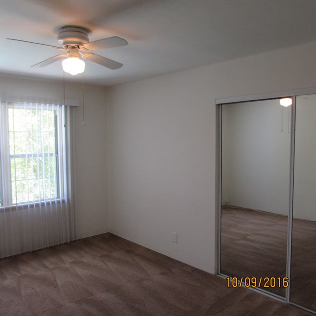 lg bedroom/mirror doors - 1149 E Carson St