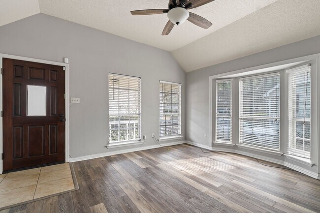 Foto del edificio - Available Now!