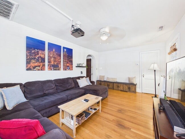 Building Photo - 3320 W Grace St