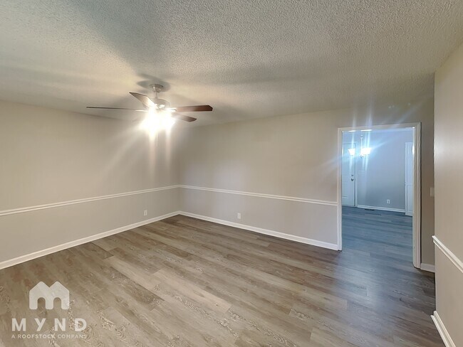 Building Photo - 907 Briar Ct