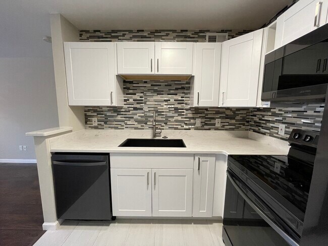Plenty of cabinet storage space - 18333 Roehampton Dr