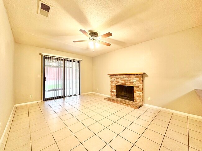 Foto del edificio - Beautiful 3 bedroom 2 bathroom Sacramento !