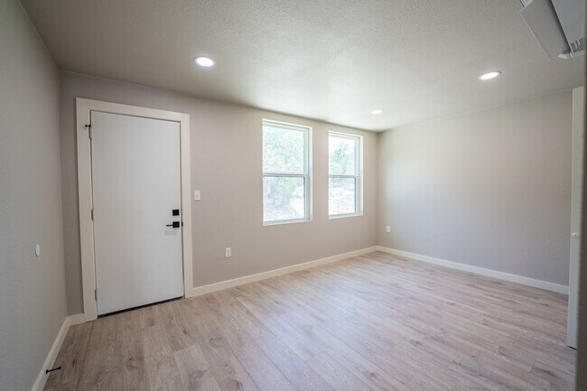 Building Photo - Texas Oaks