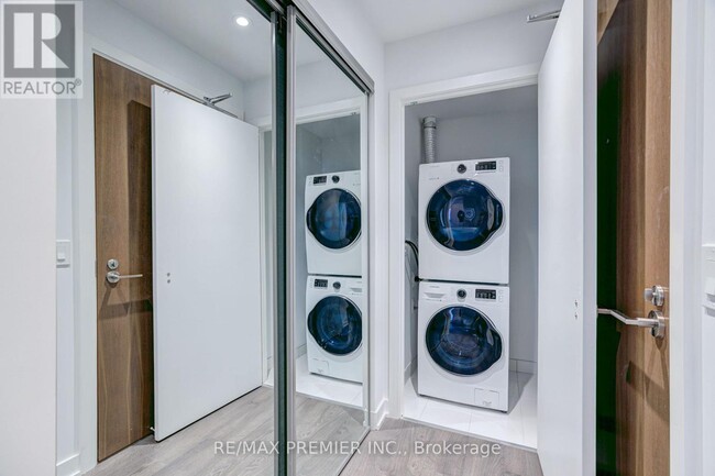 Photo du bâtiment - 1926 Lake Shore Blvd W