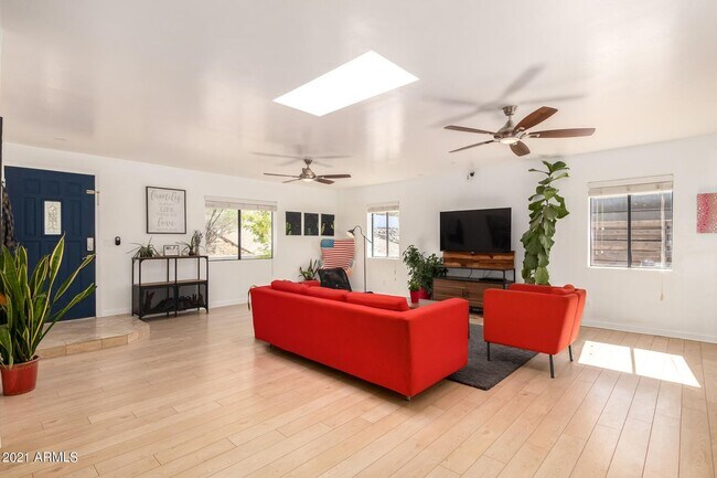 Foto del edificio - 1526 W Windrose Dr