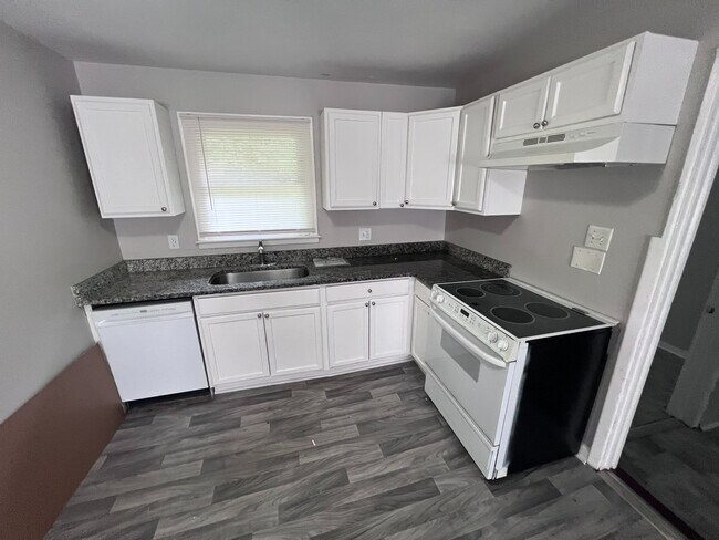 Foto del edificio - Room in House on Nations Ford Rd