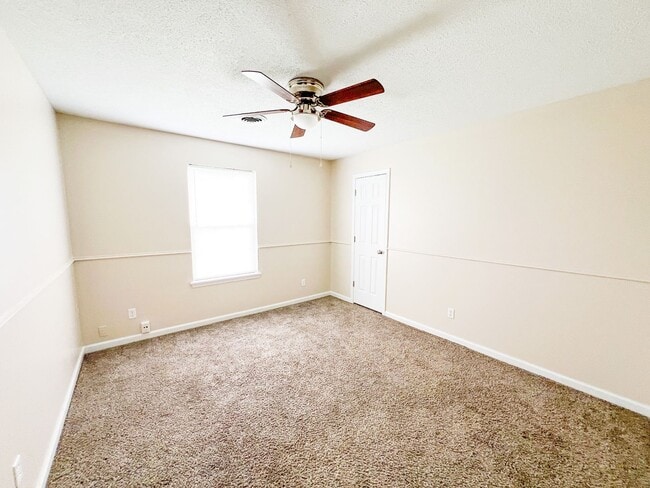 Building Photo - 3 Bedroom 1 Bathroom Home!