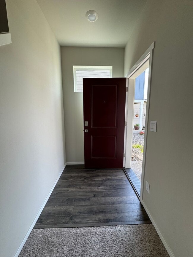 Building Photo - HUGE NEW PET FRIENDLY