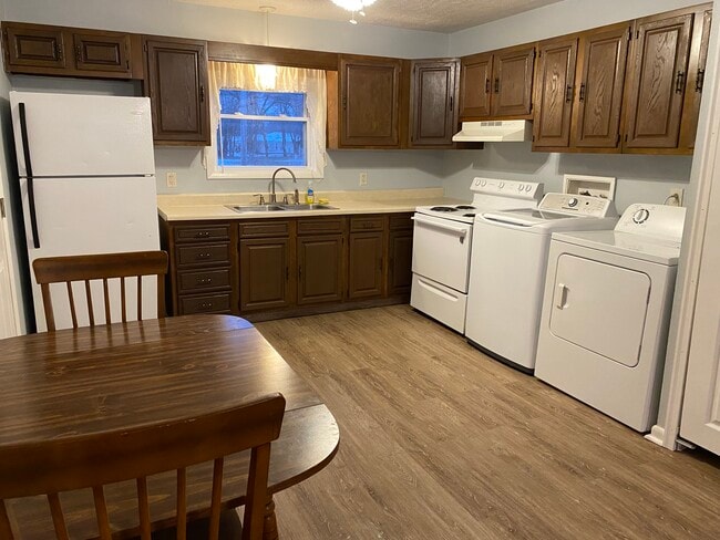 Building Photo - 724 9th St