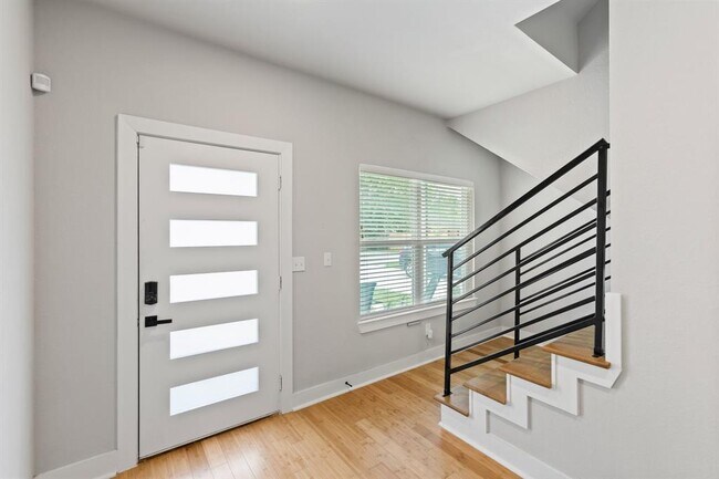 Foto del edificio - 3738 Nathaniel Brown St